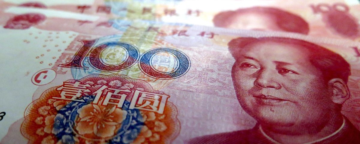 欧元兑人民币汇率走势折线图，蓝色曲线在浅色网格背景上展示近五年欧元对人民币的波动区间，图表风格简洁专业，呈现北欧极简金融数据可视化美学